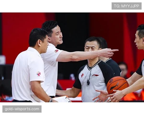 为什么裁判有时先吹哨再判罚？哨音规则背后的判罚逻辑