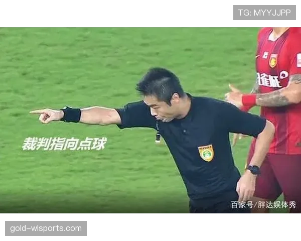足球判罚手势解析:裁判如何准确传达不同犯规信号 足球判罚手势解析:裁判如何准确传达不同犯规信号